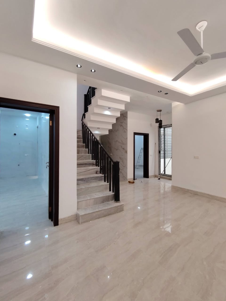 دار للبيع طابو ززاعي سند ٢٥
تحويل
الموقع نادر الاولى 
المساحة 200م
طابقين الطابق الاول غرفين نوم استقبال مطبخ كليدور مناور 2
جراج حديقة
الطابق الثاني ٣ غرف نوم واحد منهن سويت  كليدور مجمع صحيات 
للاستفسار .
اتصل بالارقام التاليه 
***********
***********
موقع المكتب حله نادر الاولى الشارع الرئيسي مقابيل دائره اتصالات بابل 
مكتب علي السلطاني للعقار
3
