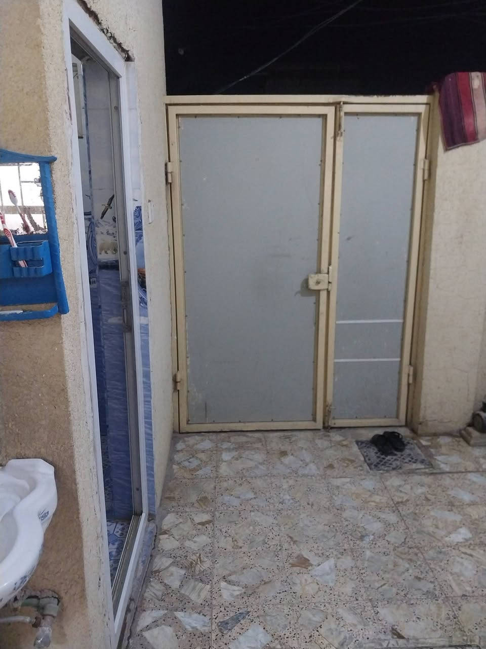 سلام عليكم بيت البيع 100متر مربع
بلكوفه بحي صدر الثالث والبيت عالي عن الشارع 
سعر البيت 30 وبي مجال 
غرفه وصاله ومطبخ وستقبال وحمامين ومكشوفه 
***********
