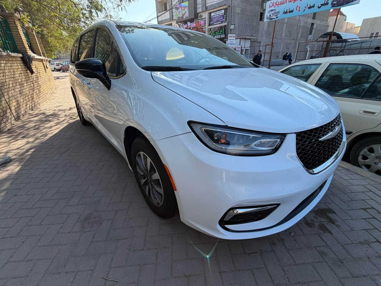 كرايسلر باسفيكا 2024 CHRYSLER PACIFICA HYBRID 
السعر ب235$ 🔥 سعر بلاش منفيس باسمي ✅
رقم مجاني معفي بدون رسوم يكلف 200 الف فقط 🔥

الحادث كما موضح بالصور … فقط بنيد مبدل نفس اللون ..
بدون دواخل مكفولة من اللغد والشواصي ..
صور الحادث بالمنشور ..

ثلاث أنظمة - هايبرد - بانزين - بلك ان .

#مواصفات تورنك L فول تجي عدا الفتحة :

1- بصمة تشغيل وابواب بصمة 5
2- هاند بريك بصمة كهربائي
3- محرك 6 سلندر 3600 هايبرد وبانزين بلك ان
4- هيترات بالكشنات
5- رادر امامي وجانبي 
6- بيبان كهرباء ( تحكم ريمونت ) وبصمة أبواب 
7- صندوق كهرباء شفط بصمة 
8- رادار امامي خلفي بريك ذاتي توقف مانع تصادم
9- كشنات جلد VIP منفصل 7 راكب
10- مانع انزلاق 
 11- كشن خزن ميموري حركات 2
12- لايت لد الشكل الجديد 
13- تنبيه الخروج عن المسار 
14- تبريد مركزي ثلاثة قطع منفصل
15- تدفئه كراسي وستيرن تدفئة
16- تحكم استيرن فول 
17- اشاير بالمري وهيترات بالمري
18- تشغيل عن بعد 
19- كير ماوس 
20- مثبت سرعة 
21- منافذ USB و TiBC متعددة خلفية وامامية
22- حاكيات متعددة

سعر مناسب جداً بلاش 🔥 235$ ✅ 235$ ✅ 
السيارة جاهزة من كلشي مابيها اي نقص شغل واطلع ✅

مكاني الاعظمية للاستفسار اتصل ***********
‏‭ بغداد, العراق
