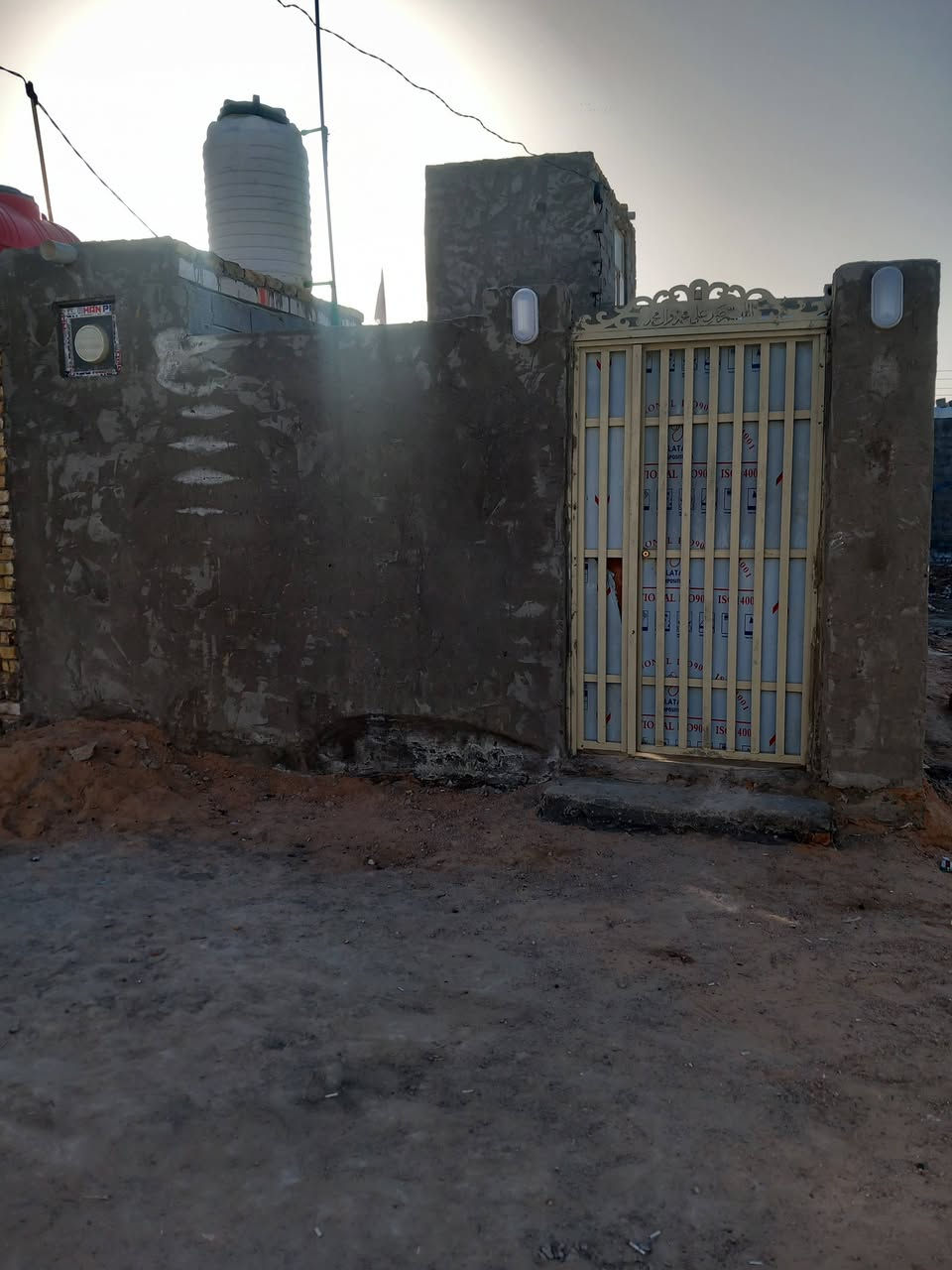 السلام عليكم بيت للبيع المساحه 100 متر الزراعي نجف شارع كربلاء عمود 134 طريق يا علي بيت نظيف وجديد البيت مصور مقطع السعر 17 وبي مجال قليل رقم الهاتف***********
