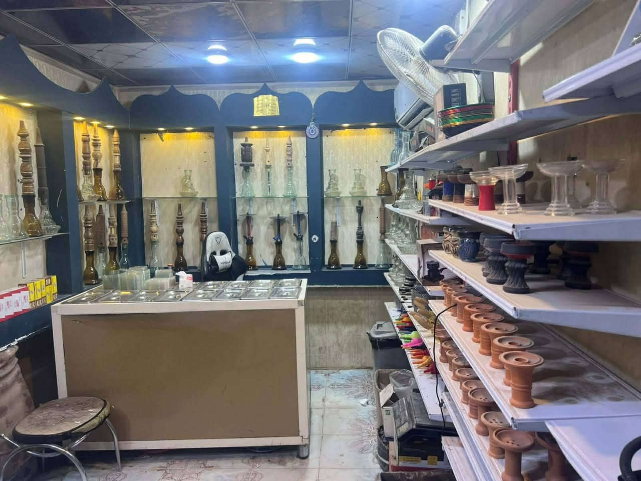 محل أراكيل للبيع - النجف | شارع الميلاد - مزرعة سيد علي 

مدة التشغيل 5 سنوات  
حالة المحل جاهز للتشغيل فوراً  
السعر 3,500,000 د.ع - بي مجال للشراي الجدي

مواصفات المحل
- قطعة خارجية + باب حديد سلايت
- جام خانة كاملة + ستاندات ورفوف على كامل الواجهة
- ديكور جبسن بورد مع إضاءة لدات + رفوف جام داخلية
- سبلت 2 طن + مبردة أرضية
- ميز معسلات كامل مع فاترينات عرض
- كرسي كيمنك للزبائن
- ساحب ماء + خط مولدة 3 أمبيرات

البضاعة الموجودة
معسلات خبط، أراكيل خشب وألماني، حجرات، هيترات، شيش، وجميع المستلزمات + أغراض إضافية هواي @إشارة


**إذا كنت صاحب هذا الإعلان وتريد حذفه لأي سبب، رجاءا أرسل رسالة إلى الدعم الفني**