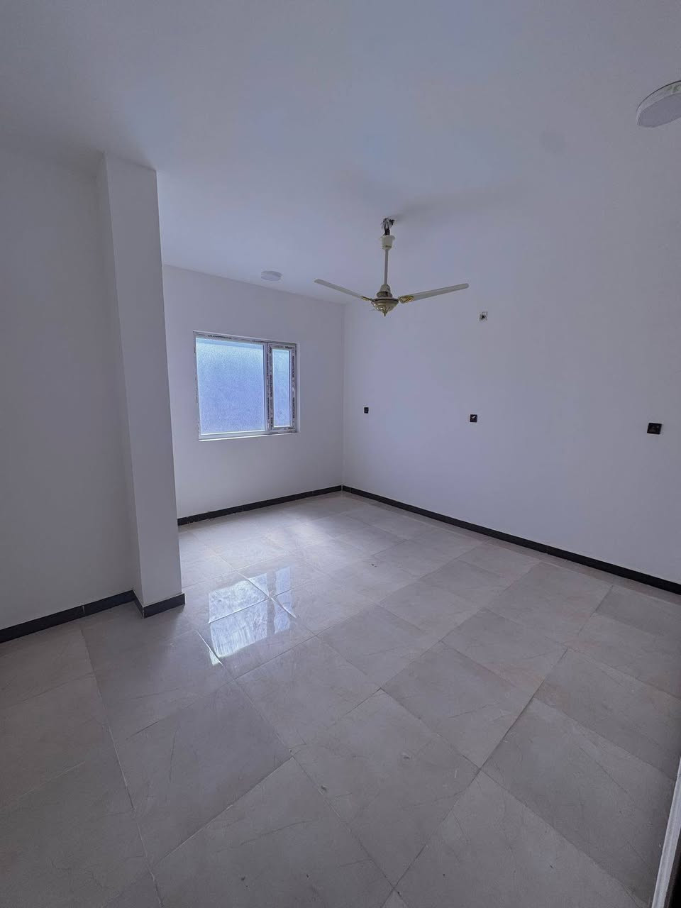 🏡 بيت للبيع في مجمع لؤلؤة ساوه
🔹 المساحة الكلية: 200 متر
🔹 ركن شارع 20
تفاصيل البيت:
الطابق الأرضي:
استقبال ✨
صالة
غرفة 
مطبخ
صحيات داخلية وخارجية 
حديقة+ كراج
الطابق الثاني:
غرفتين نوم
صحيات

التفاصيل المالية: 💰 سعر البيت الكلي: 177.5 مليون
✋ الاستلام باليد: 80 مليون مع المجال 
🏦 المتبقي على الشركة: 97.5 مليون
📆 القسط الشهري: 608 ألف

📞 للاستفسار والتواصل:
 : *********** يوجد واتساب 
 : *********** يوجد واتساب 

📍 عنوان المكتب:
حي الحكم شارع صيدلية زمزم 
قرب حسينية السيدة زينب عليها السلام 

ملاحظة/ عمل انهاءات الدار على يد صاحب العقار
