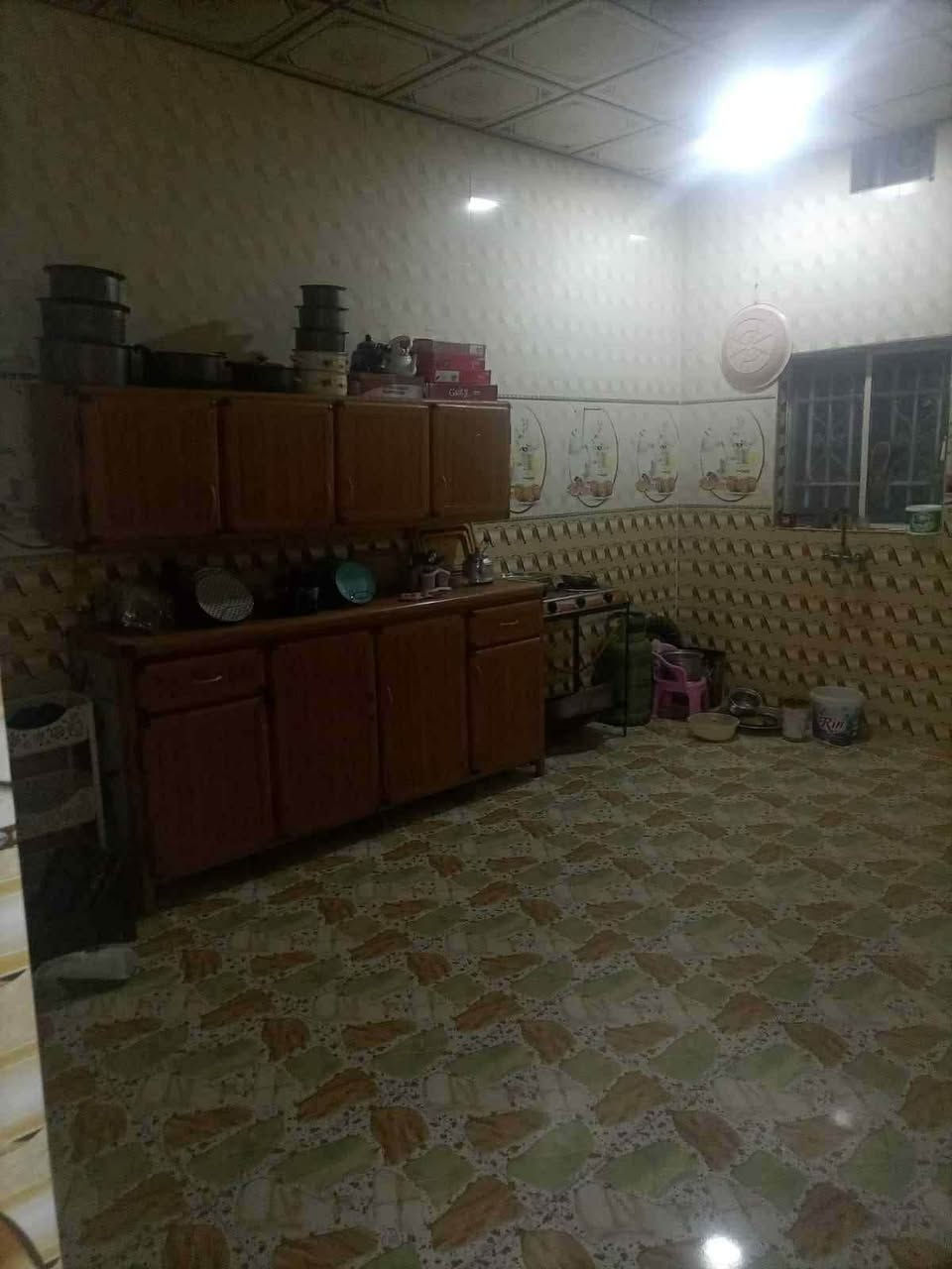 للبيع دار سكنية بمساحة واسعة وبناء حديث في موقع هادئ ومناسب للعوائل، بمواصفات ممتازة وسعر مناسب.
 الموقع: الشرقاط - اسديرة سفلى - قرية الصحن.
 المساحة الكلية: 1200 متر مربع (ألف ومئتان متر).
 سنة البناء: 2020
 حالة المنزل: بناء جديد بالكامل وجاهز للسكن الفوري (لا يحتاج إلى أي مصاريف إضافية).
 السعر: 36,000,000 دينار عراقي (ستة وثلاثون مليون دينار).
وبي مجال 

للتواصل والاستفسار:
 رقم الهاتف: [***********]
