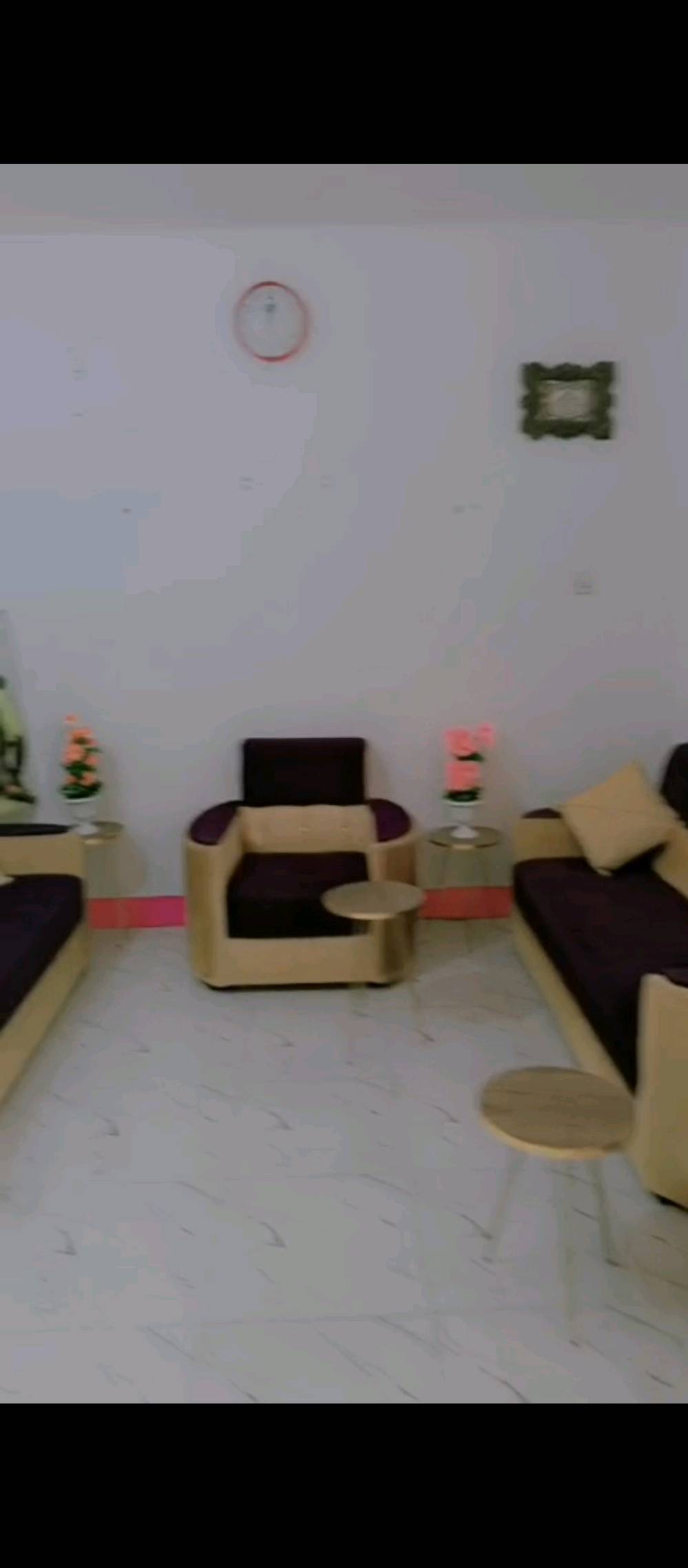 بيت زراعي مساحة٢٤٠ صاله وغرفه وصحيات ومطبخ وبيه مساحه حوش ١٠٠،متر. البناء بلوك قديم. 
حي العلماء يم شيخ نعمه شارع الشهيد اسعد وحيد الخفاجي. ع طريق ال شفيج