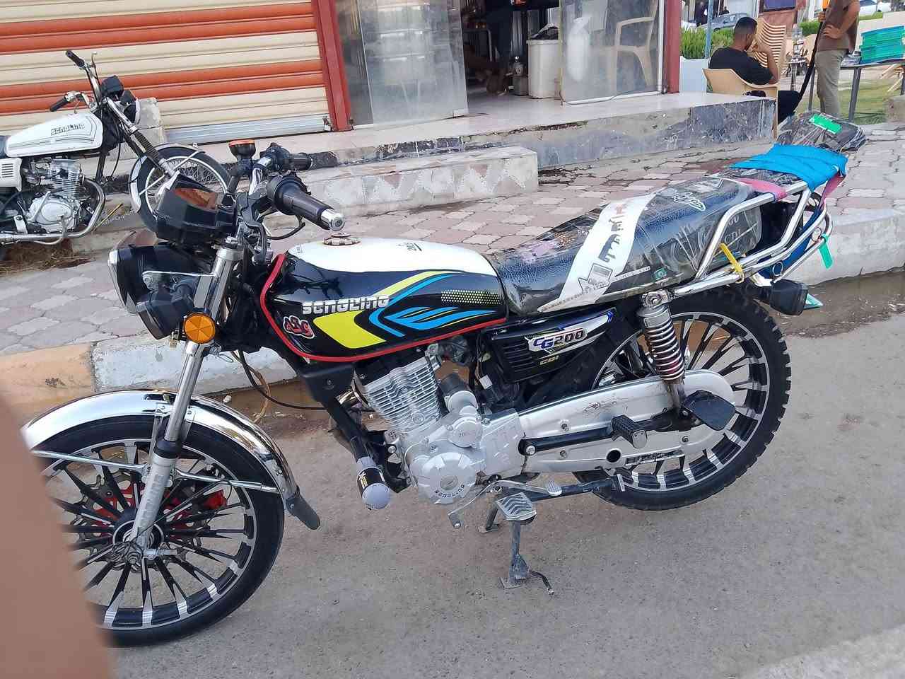 السلام عليكم دراجه البيع مستعجل سيفان موديل 25محرك200cc دراجة نضيفة خير من الله اوراق بيهة دراجه كامله كهربايات شغاله ليت عالي ناصي السعر 650 وبيهة مجال حك الجيه مكان ديالئ شهربان اتصال ***********
