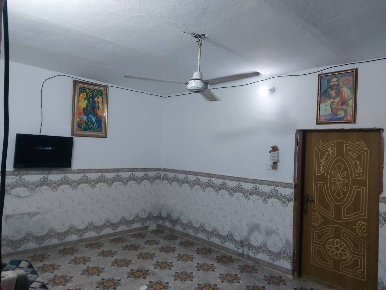 السلام عليكم دار +مشتمل البيع المساحة 280 الدار طابقين يحتوي طابق الأول غرفتين وصاله ومطبخ واستقبال صحيت دخليه وخرجيه الطابق الثاني غرفتين وصاله +المشتمل غرفتين وصاله ومطبخ وصحيات البنا بلوك السقف عكاده الموقع في الكوت حي الحكيم نزلت بني تميم السفسار كثر التصال على الراقم ***********
