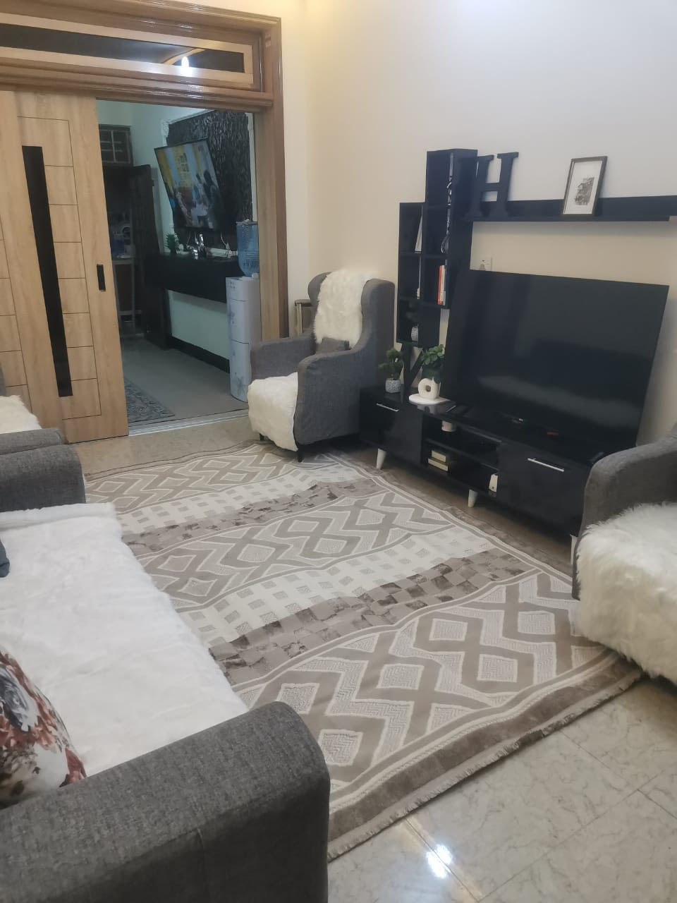 السلام عليكم بيت 75 متر حي المثالي قرب اسواق برتقاله واسواق زيتونه بناء طابوق جمهوري خريطته طارمه زغيره استقبال وصاله مفتوحه عالاستقبال ومطبخ حار وبارد وصحيات داخليه 
وايضا طابق ثاني بي غرفتين وصاله وصحيات 
وايضا درج يصعد للبيوتونه وتصلح مخزن الخزن الاغراض وايضا سطح   للاستفسار اكثر التفاصيل اللبيت ودواخله مراسلة او الاتصال ع هذا الرقم ‭0774 999 3800‬
