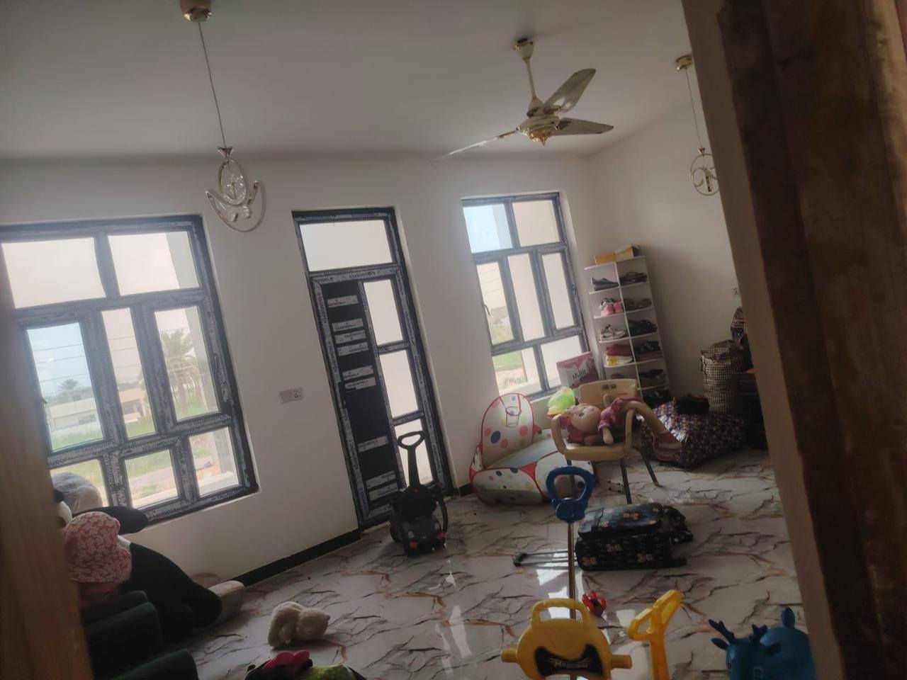 سلام عليكم بيت بهور رجب شارع الإذاعة مجمع البيت  الأبيض كهرباء ومي وتبليط مساحته 100متر  طابق ونص رايده ب85وبيه مجال بسيط ***********
