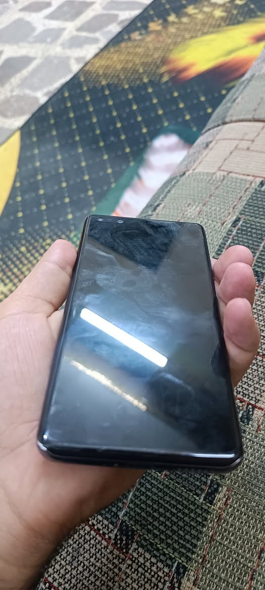 السلام عليكم
هواوي p40 برو ذاكرة 256 كارتونة شاحنة الاصليات
 نضافة 98% وبيه حافظة السعر 300 قفل مكاني بغداد الحبيبية رقمي ***********
