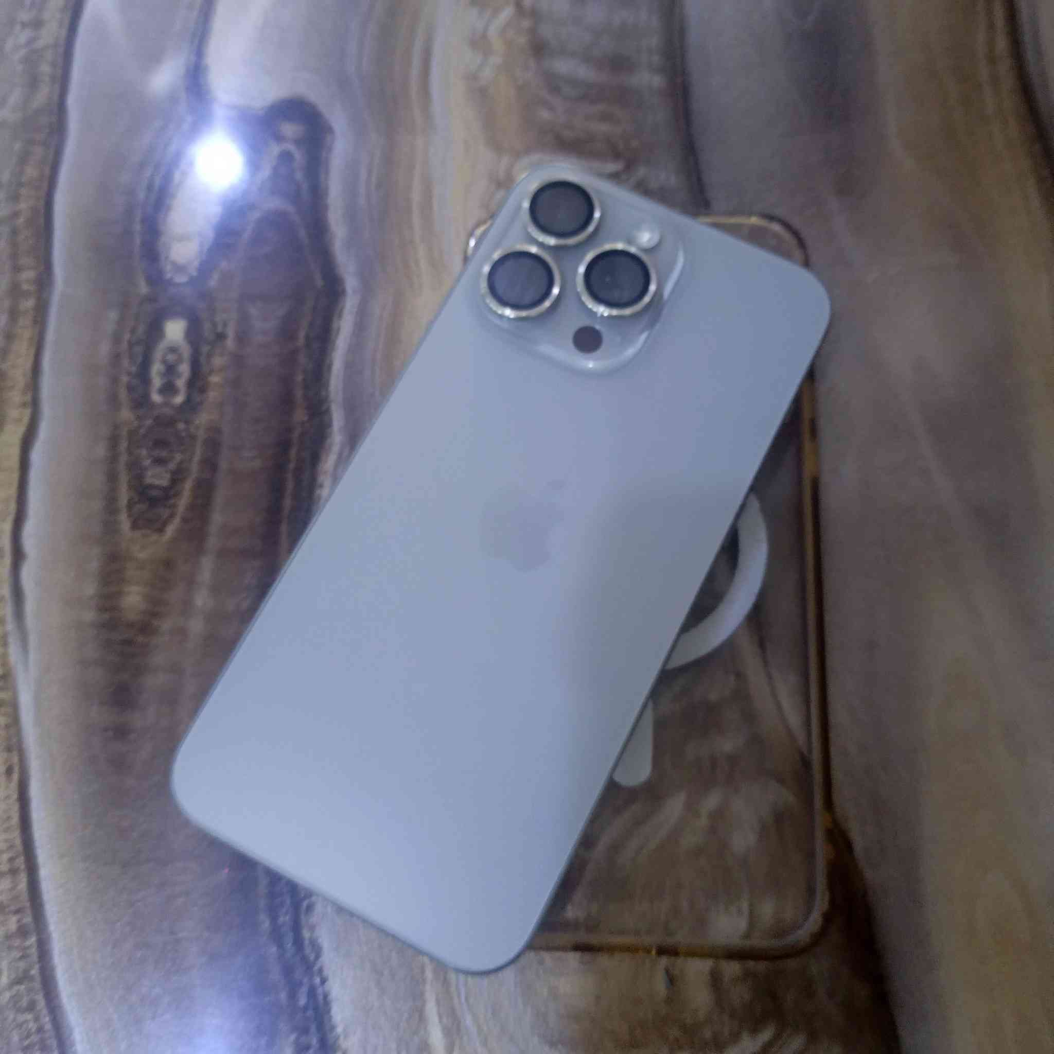 السلام عليكم ايفون 15برو ماكس للبيع نظافه 100%نسبه بطاريه  90🔋  كفاله عامه غير مفتوح و لا بيه زلغ السعر مليون و75 الف.رقم توصل ***********
