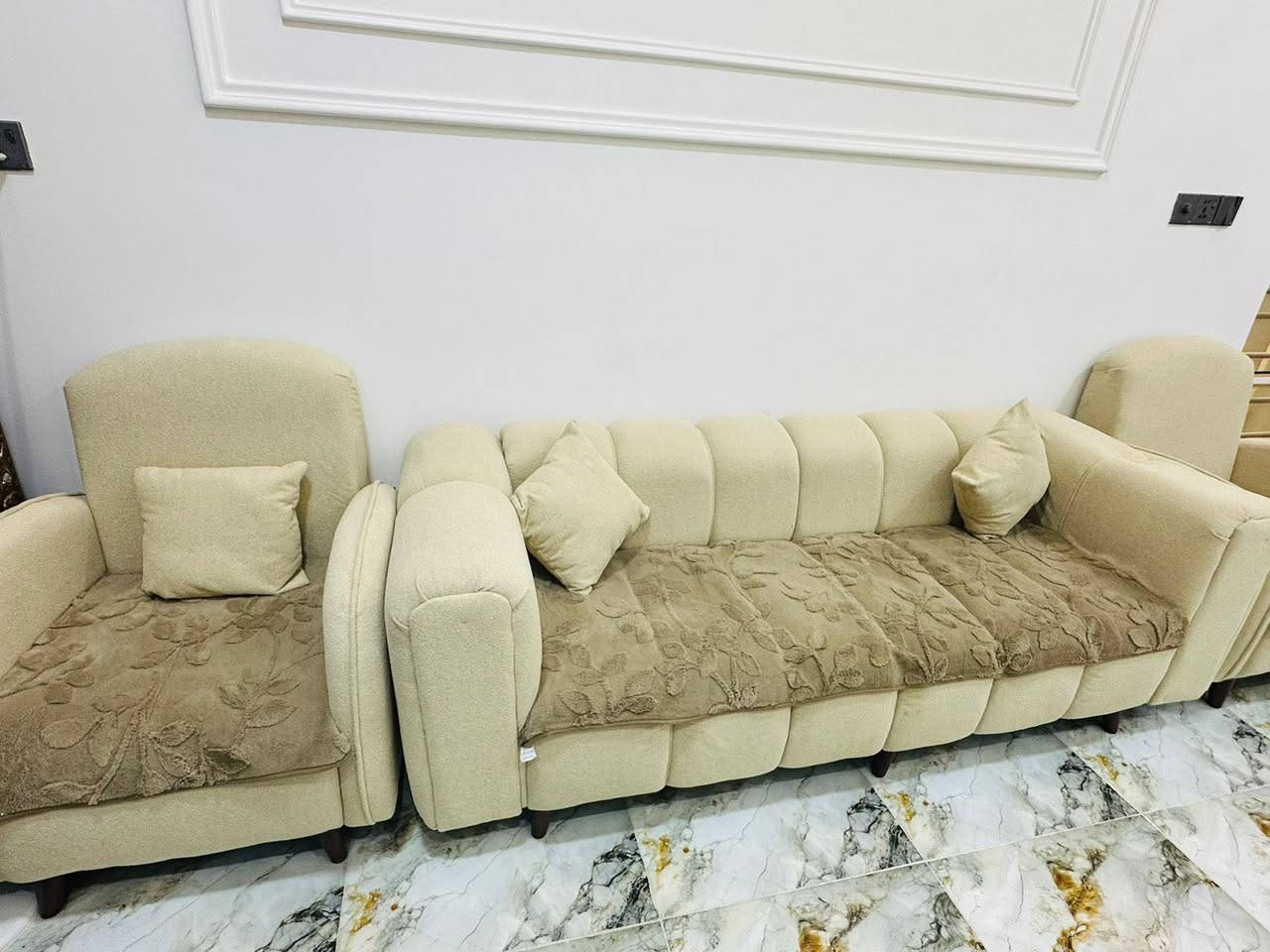 تخم قنفات مودرن ضخم (10 مقاعد) للبيع بحالة ممتازة جداً! 🛋️
للبيع تخم قنفات بتصميم تركي حديث ولون بيج ملكي مميز، نظيف وجاهز للاستخدام الفوري ومناسب جداً للصالات الواسعة أو الدواوين.

* السعة: تخم كبير يتسع لـ 10 مقاعد.
* الملحقات: يحتوي على 6 وسائد (مخاد) أصلية تابعة للتخم.
* الحالة: نظيف جداً وبحالة ممتازة (الإسفنج والخشب قوي وبدون أي خسوفات).
* التصميم: ديزاين عمودي أنيق مع قواعد خشبية متينة، والمقاعد محمية بمفارش حماية.

📍 الموقع: بابل - بالقرب من جسر بتة - شارع الكورنيش.
💰 السعر: 700 ألف دينار عراقي (قابل للتفاوض البسيط
📞 للتواصل والاستفسار: يرجى الاتصال على الرقم: *********** أو المراسلة على الخاص.
