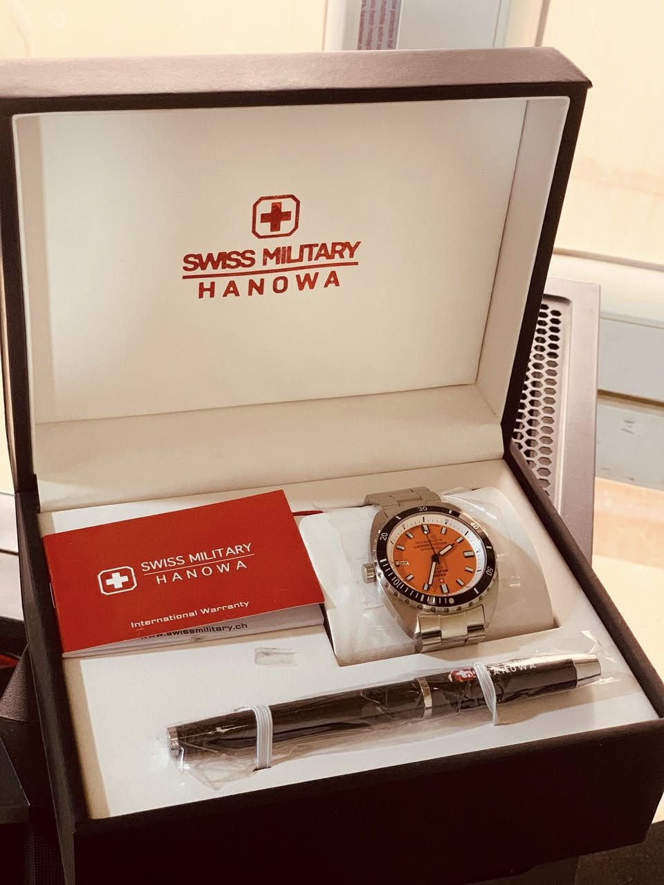 � ساعة Swiss Military Hanowa الأصلية 🔥
كامل مرفقات ليبل جديده
إذا تدور على القوة، الدقة، والفخامة… هاي الساعة خيارك الصح.

⌚ مواصفات تهمك:

 • حركة أوتوماتيك سويسرية 🇨🇭
 • تصميم رياضي فخم يناسب الرسمي واليومي
 • هيكل ستانلس ستيل قوي
 • مقاومة للماء
 • مينا برتقالي ملفت ✨
 • زجاج شفاف من الخلف يبين الماكينة
 • مع الكرتونة الأصلية + الضمان الدولي

💼 ساعة تعكس شخصيتك القوية
🎯 دقة سويسرية ما تخذلك
🔥 قطعة مميزة مو متوفرة بكل مكان

📩 راسلنا للطلب أو الاستفسار
سعر200توصيل مجاني


**إذا كنت صاحب هذا الإعلان وتريد حذفه لأي سبب، رجاءا أرسل رسالة إلى الدعم الفني**