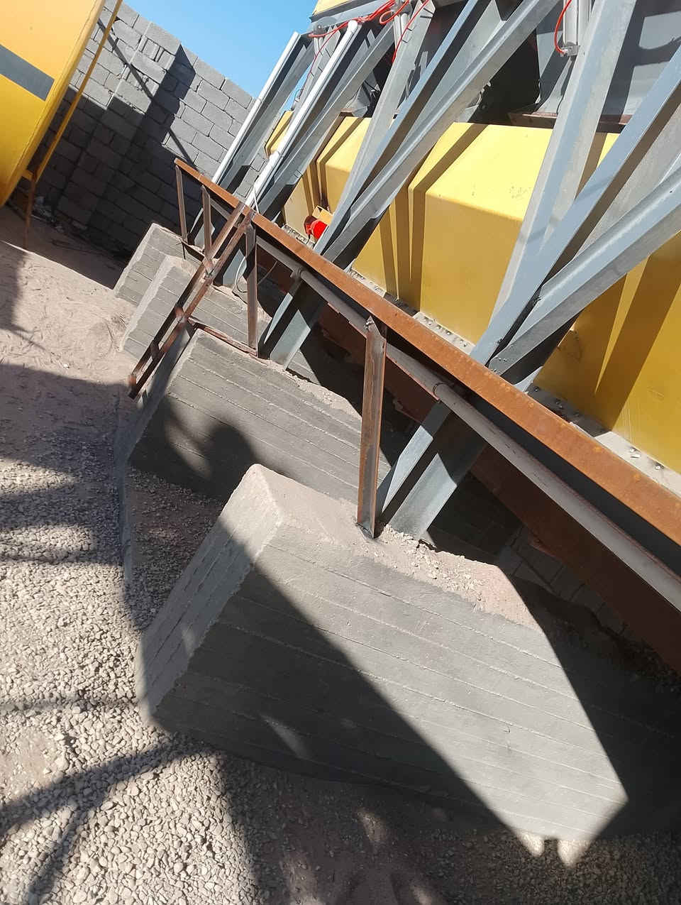 حداد في قضاء شطره اللحم باب وشباك ومحجر *********** اجيك لباب البيت
