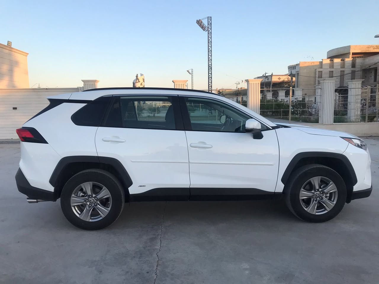 السلام عليكم ورحمة الله وبركاته
للبيع – تويوتا راف فور RAV4 LE هايبرد

وارد أمريكا | موديل 2024**

• الفئة: LE

• المحرك: هايبرد 2.5L اقتصادي جداً

• الدفع: AWD دفع رباعي

• العداد: 13,000 ميل فقط

مواصفات فئة LE (وارد أمريكي):

 • تحكم استيرن  (تحكم بقيادة + صوت + أوامر)

 • شاشة وسطية مع بلوتوث و Android Auto / Apple CarPlay

 • كاميرا خلفية دوارة 

 • إضاءة LED أمامية

 • مثبت سرعة (Cruise Control)

 • فرامل ABS + مانع انزلاق

 • نظام أمان Toyota Safety Sense يشمل:

• تنبيه ما قبل الاصطدام

• التعرف على لوحات المرور

 • مكيف أوتوماتيك

 • منافذ USB + pd

 • مقاعد قماش

 • وضعيات قيادة متعددة

 • اقتصاد عالي بالبنزين ( هايبرد ) 

الحادث ( 1- تبديل دعامية اصلي ام الحساس -2- تبديل مازده يسره -3- بارد باب سائق مسافة اصبع وعلى كد مسافة الجاملغ وبارد خفيف بالبنيد فوق المازده اقل من طول المازده 

رقم الشاصي (VIN):

4T3MWRFVXRU146907

السعر المطلوب: 24,000$

للاتصال أو واتساب:

***********
