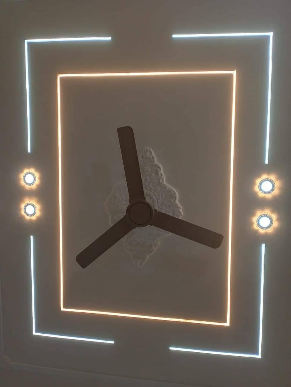 عمل الفلين الخارجي والمغربي والصبغ الداخلي والخارجي وجميع الديكورات حسب الطلب اتصلو وتدللون ***********
