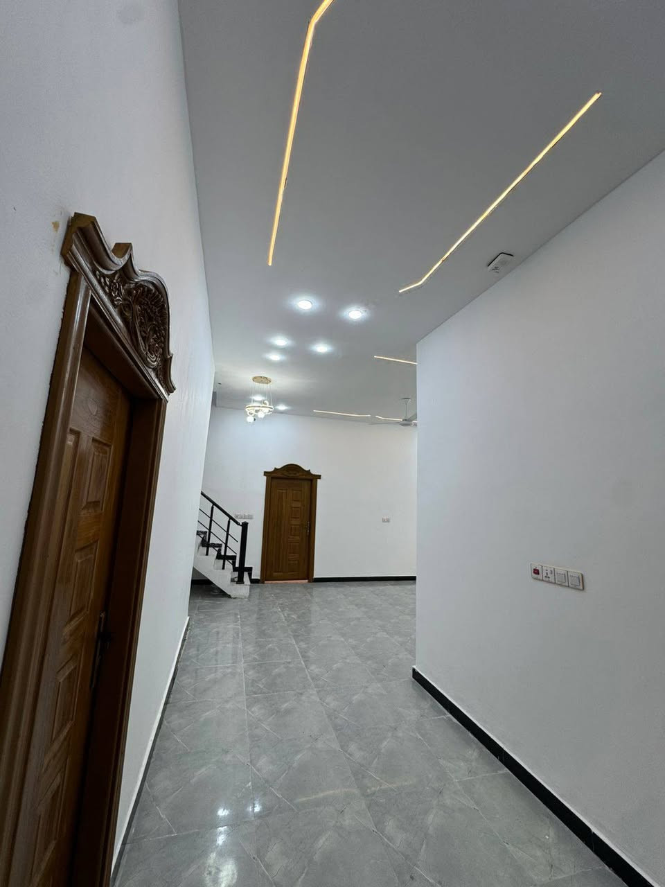 دار سكن حديث. البصرة أبي الخصيب محليه.  قرب مدينه الأندلس. 
المساحه 250م
3 غرف منام
نوع العقار طابو زراعي ملك صرف.  
السعر 130 قابل. للتفاوض.
***********
