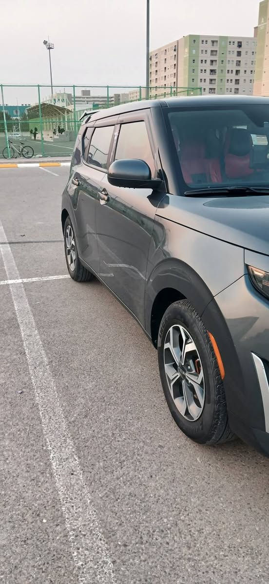 السلام عليكم
كيا صول موديل 2023  للبيع ، 
١- اللون رصاصي رمادي 
٢- عداد المشي 75961  .  
٣- رقم بغداد 
٤- المواصفات / محرك 2000 دوش / توقف تلقائي / تحديد مسار / نظام إطفاء تلقائي إقتصادي / تحكم إستيرن / ويل كب أسود / نظام sport + نظام normal / شاشة / حساسات بالمري .
٥- الحادث ( نصف الجاملغ الخلفي الايسر ) فقط ..
السعر المطلوب ( ١٤٠ ) 
رقم الهاتف ***********
