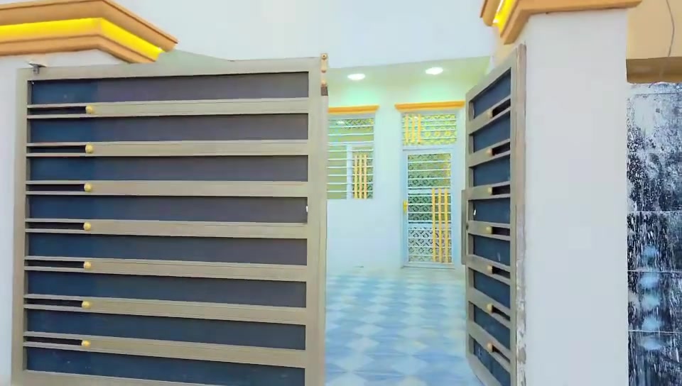بيت للبيع طابو زراعي سند 25مسجل بلبلديه كوت حي الحكيم شارع حي الوائلي قريب على الشارع العام تفاصيل البيت البناء طابوك المساحه 160م ،مربع يحتوي على غرفتين نوم وصاله ومطبخ وستقبال وكراج وحديقه السعر ٦٧ وبي مجال الاستفسار مراجعه مكتب دلاليه احمد السعيدي  قرب حسينيه بيت خليفه الاتصال *********** _***********
