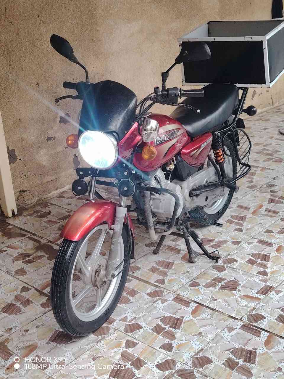 دراجه بوكسر موديل 18 مكينه ما مفتوحه دراجه مال جناي ما ناقسه اي شي  اوراق ماكو مكفوله من السرقه
مكان ديالى الخالص هبهب الشراي يخابر
***********
