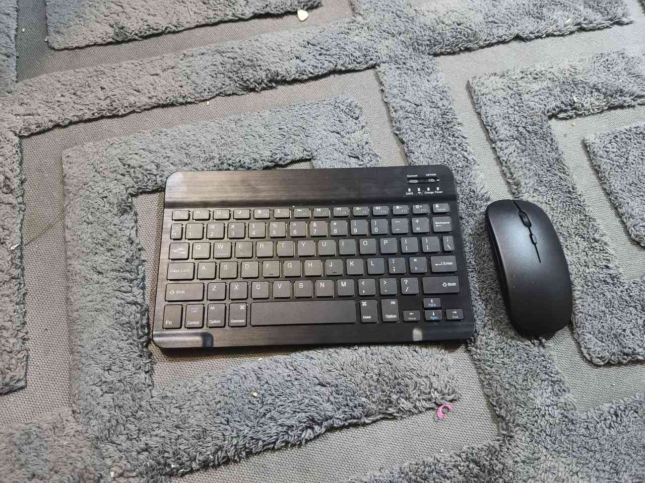 سلام عليك كيبورد عادي ما يشتغل سعرة 3000 دينار والمواس شغال بطاريات يكنك بلوتوث السعر 5000 دينار اثنينهن سعرهن 8000  مكاني بغداد الشعله رقمي *********** متواجد وتساب
