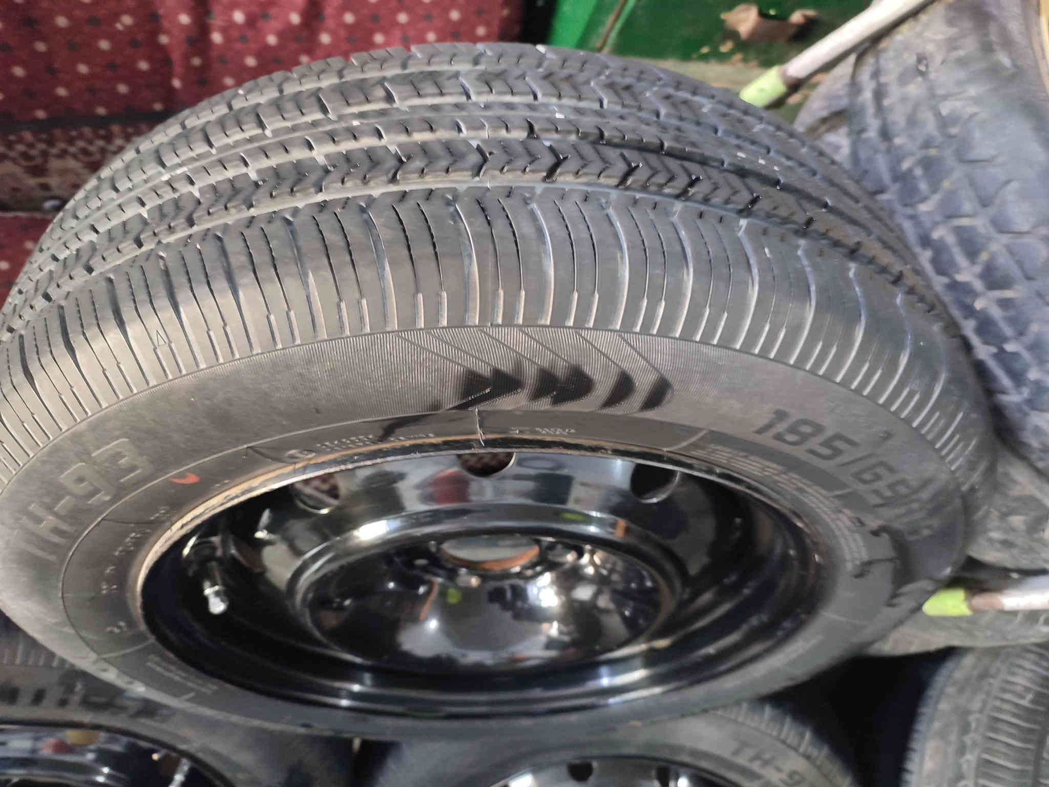 تخم ويل حديد الاصلي حجم 15مصبوغ حراري شرط الفحص بلبلنص لاعواج ولاتصليح جدد يرهم بيجو سمند أو بارص أو 405مع تخم تاير جديد حجم 15.65.185مشدود أقل الشهر بيع او مراوس السعر 200قفل مكاني نجف مكتب الرشيد ***********
