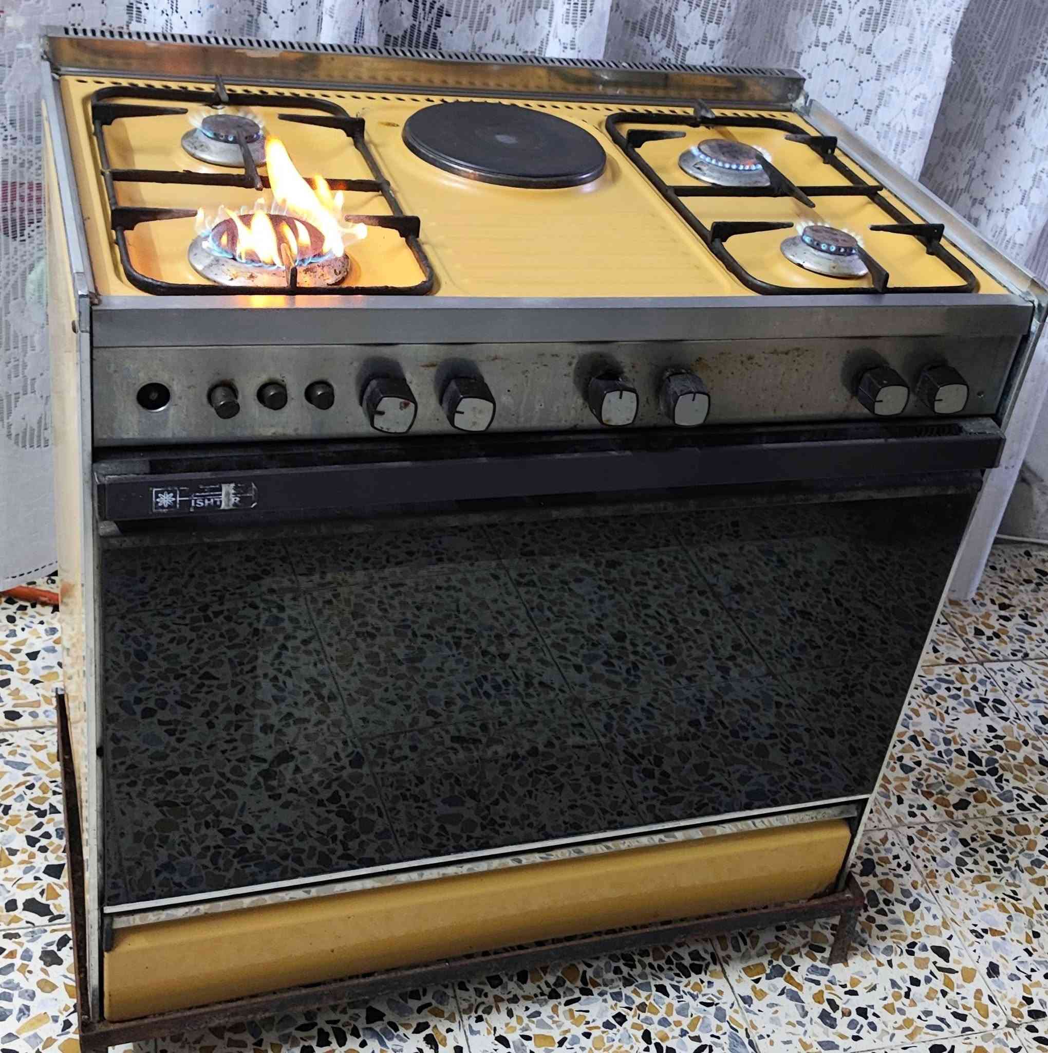 للبيع. ،،، طباخ اربع عيون الفرن شغال السعر 90 الف  للستفسار الاتصال      ***********
