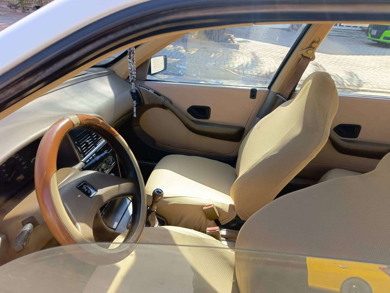 السلام عليكم
بيجو جي ال اكس 
موديل ٢٠٠٩
سياره نضيفه صدر خلفي امامي 
تخم تاير بيه السياره بيه ربع دوسه صبغ وشويه من الباب الي خلف العبري
كلج طبي بيه 
صفاح السياره موس حلوه 
دواخل بيجي 
مكان حي او قرب جامع الفردوس 
***********
