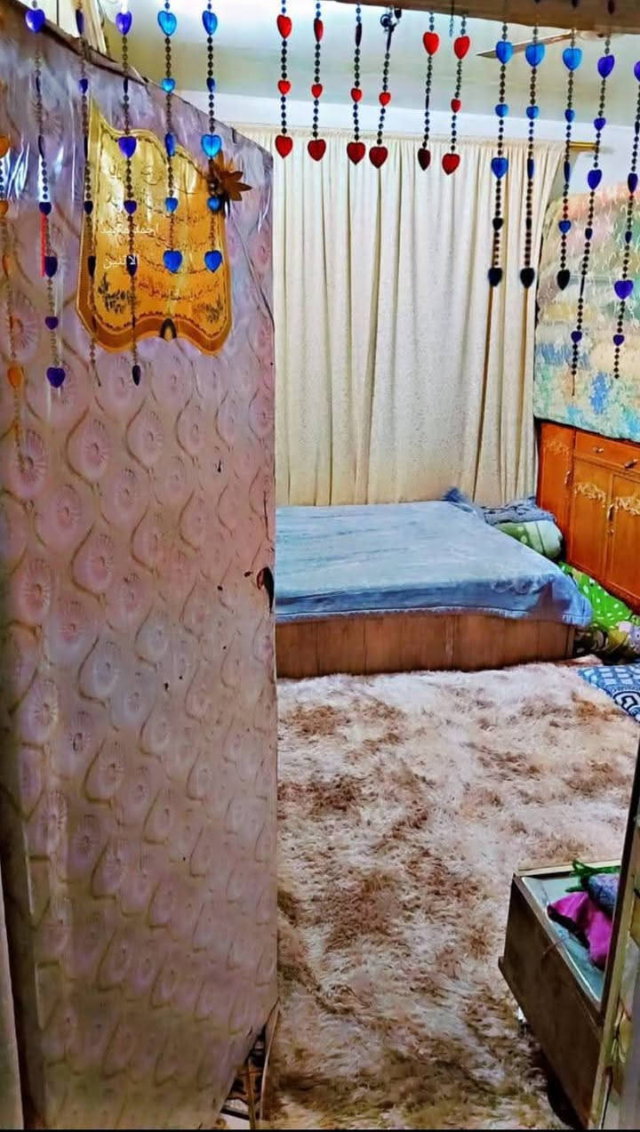 بيت لبيع مساحه 100متر العنوان تقاطع الملعب خلف نبهاني البيت يحتوي على تلث غرف صاله منور ترك السعر وتواصل علرقم ***********
