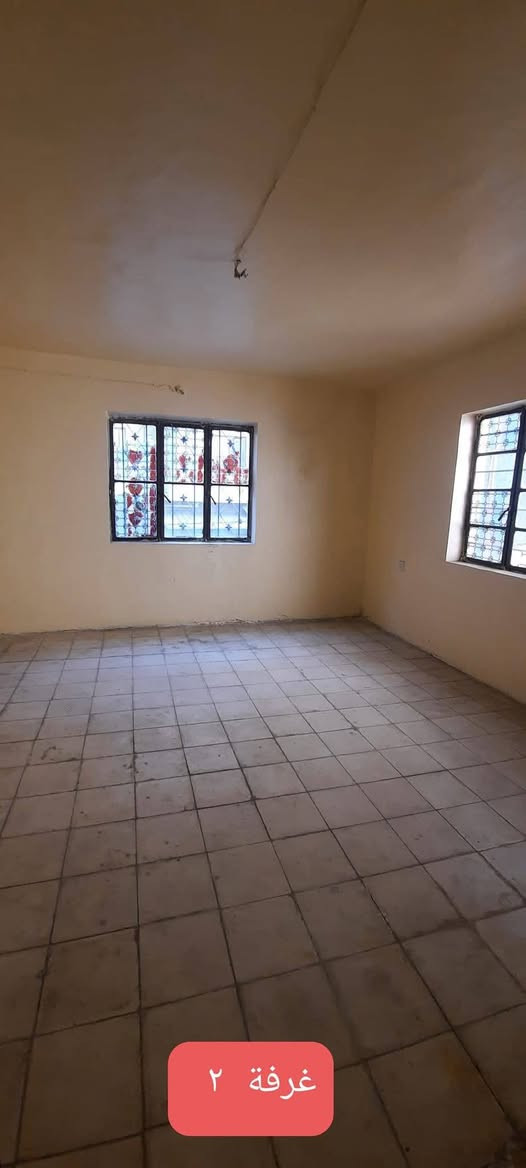 السلام عليكم 
بيت للايجار في منطقة الاعظمية شارع سهام 
البيت يحتوي على مدخلين 
الطابق الارضي يحتوي على صالة ومطبخ وغرفة نوم وخدمات 
الطابق الثاني يحتوي على غرفتين وبالكون 
الطابق الثالث سطح 
علمآ ان البيت يحتوي على ماطور ماء وسخان وخط مولد 
السعر ٧٥٠ وبي مجال للاستفسار ***********
