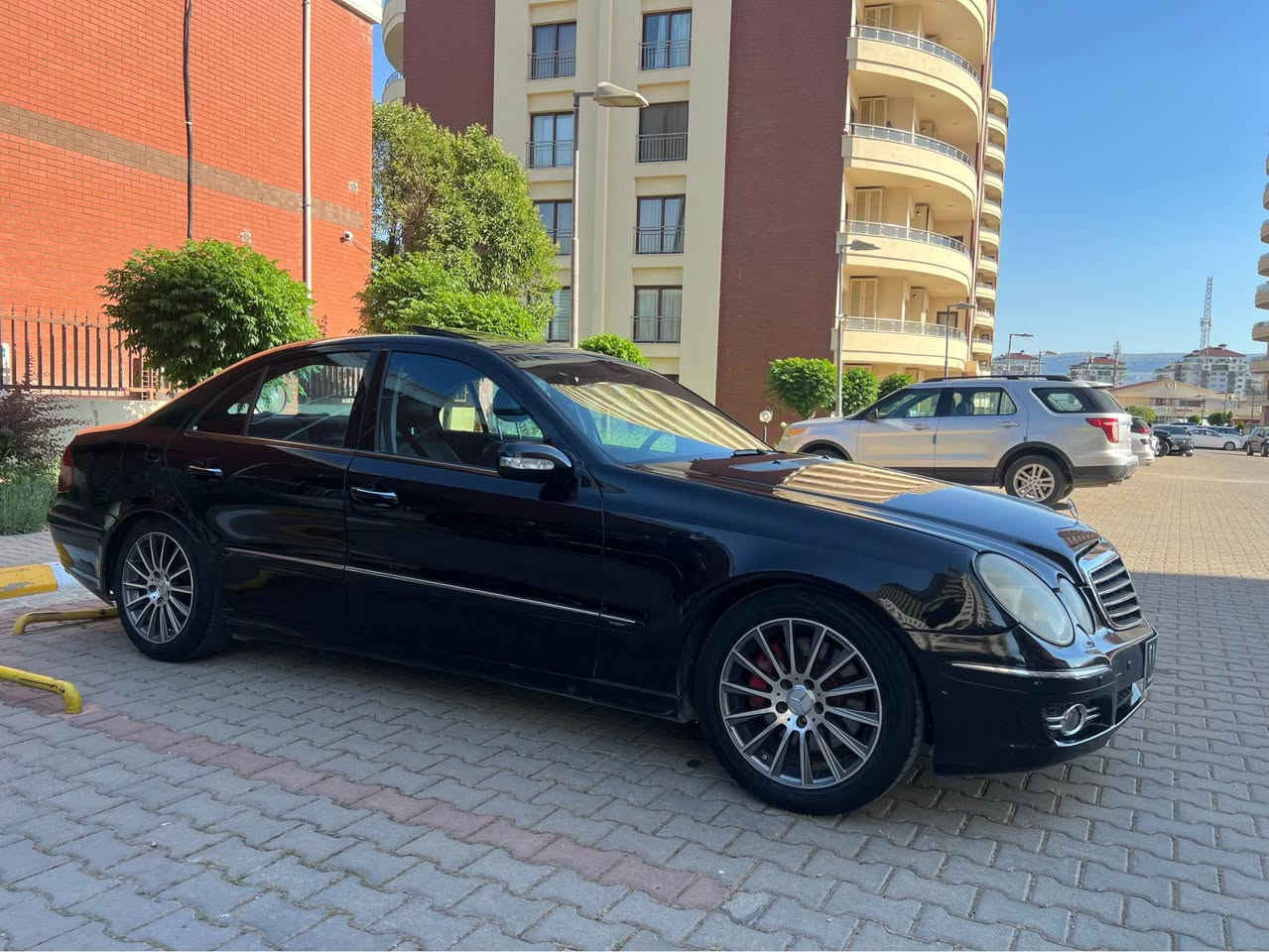 Mercdec E 500 (٤٩$)
مۆدێل ٢٠٠٤ سەیارەکە ساخە و بۆیاخی نییە  بێڕەقەمە مەکینە و گێڕی بەشەرت 
0774 561 3626 السليمانية, العراق

