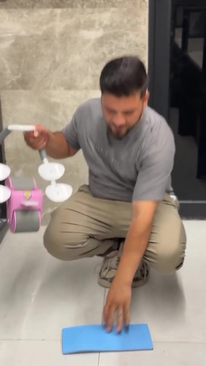 عجلة تمارين البطن المزدوجة مع مسند ذراعين وعداد – Double Wheel Abdominal Wheel

• عجلة تمارين مخصصة لتقوية عضلات البطن والجزء العلوي من الجسم، بتصميم مزدوج لثبات أفضل أثناء التمرين.

•موديل: R-280

• تصميم بعجلتين (Double Wheel) للمساعدة على التوازن والتحكم أثناء الحركة.

• مزودة بمسندي ذراعين (Armrest) لتقليل الضغط على الذراعين وتحسين وضعية التمرين.

• تحتوي على عجلة ارتداد (Rebound Wheel).

• مزودة بعداد مدمج لعدّ التكرارات أثناء التمرين.

• مناسبة للتدريب الأساسي والمتقدم.

• نوع المنتج: عجلة تمارين بطن مزدوجة
• عدد العجلات: 2 عجلات
• العداد: موجود
• الوزن الصافي: 1.2 كغم
• الوزن الإجمالي: 1.5 كغم


**إذا كنت صاحب هذا الإعلان وتريد حذفه لأي سبب، رجاءا أرسل رسالة إلى الدعم الفني**