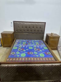 سرير خشب • ٢ كوموديات • دوشك ١٦٠×٢٠٠
