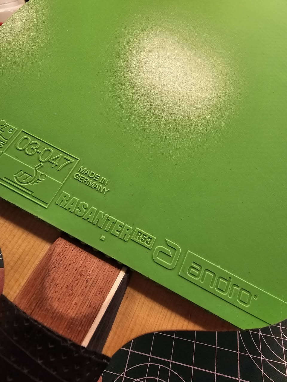 مضرب تنس طاولة إحترافي ( Full Andro Setup )

إذا كنت تبحث عن القوة الإنفجارية والأداء الألماني الدقيق ، فهذا المضرب موجه لك ، تجميعة هجومية من النخبة (High-End) مخصصة للاعبين الذين لا يرضون بغير الفوز السريع فهو من أقوى وأسرع مضارب شركة Andro الألمانية .

​🏓 الخشبة (Blade) : Andro Treiber FO Off/S
​النوع: OFF/S (هجومي جداً +OFF) .
​الخامة : تحتوي على طبقات من TXL Fiber موضوعة مباشرة تحت القشرة الخارجية (خشب الهينوكي الياباني) .
​المميزات : توفر هذه الخشبة إنتقالاً مباشراً جداً للطاقة فهي الخيار المثالي لمن يفضل "الإحساس الصلب" والضربات الساحقة (Smashes) والكرات اللولبية السريعة Topspin .
​⚫ الوجه الأمامي (Forehand) : Andro Nuzn 55
​الإسفنج : صلابة 55 درجة (Hard) .
​الأداء : أحدث تقنيات أندرو في عالم الجلود حيث توفر "ديناميكية" غير مسبوقة وقدرة هائلة على توليد الدوران (Spin) وتعطي أعلى مستويات الإرتداد فهو أفضل وأعلى مطاط هجومي لدى شركة Andro .
​الهدف : مصمم للضربات الأمامية القوية التي تتطلب مساراً دقيقاً وقوة جبارة لإنهاء النقاط .
​🟢 الوجه الخلفي (Backhand) : Andro Rasanter R53 . 
​الإسفنج : صلابة 53 درجة بتقنية Energy Cell .
​الأداء : واحد من أشهر الجلود عالمياً ، يتميز بقدرته على إمتصاص طاقة الخصم وتحويلها لرد فعل إنفجاري .
​الهدف : مثالي للـ (Top-spin) من جهة الباك هاند ، ويعطيك ثباتاً عالياً في الكرات التي تتطلب توقيتاً سريعاً .

​💡 لماذا تشتري هذا المضرب ؟
​تناغم مثالي : القطع الثلاث مختارة بعناية لتناسب أسلوب اللعب الحديث القائم على السرعة .
​​✨ ​حالة المضرب : ( نظافة 98% إستخدام خفيف جداً أو كالجديد ) .
الحالة العامة : ( لا توجد خدوش ، الجلود تم تنظيفها بإنتظام بمنظف إحترافي ) .
​الجودة : صناعة ألمانية 100% تضمن لك عمراً طويلاً وأداءً ثابتاً .

​ملاحظة للمشتري : هذا المضرب "وحش" سرعة ، مخصص للاعبين الذين يمتلكون تكنيكاً جيداً ويستطيعون التحكم في الإرتداد العالي .
​💰 ​السعر المطلوب : ( 350 ألف قابل للتفاوض )
📦 يوجد توصيل لجميع المحافظات


**إذا كنت صاحب هذا الإعلان وتريد حذفه لأي سبب، رجاءا أرسل رسالة إلى الدعم الفني**