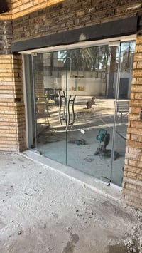 أعمال واجهات زجاج 10ملم البنايات ولمحلات 07718355171
