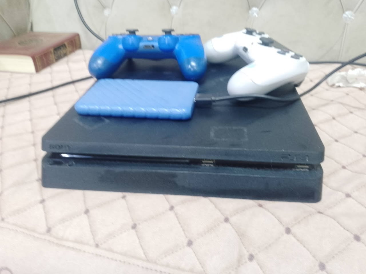 السلام عليكم توفر يمي بلي 4 سلم ما مفتوح ونضيف من الداخل والخارج وياه كيرين مساحته واحد تيرا وي الهارد الخارجي ومتروس ترس العاب منها فيفا25 وفول قايز و غوست اوف توسيشيما وسبايدر مان وغيرها من العاب بس يرادلهن اشتراك يله يشتغلن ما عدا فيفا25 سعره بدون الاشتراك 325 وبي مجال للطيبين ما اكدر اني اشتركلك اني انطيك صفحت الولد وانته اشترك مراسله واتساب فقط وباسرع وكت ارد.*********** مكاني رميثه
