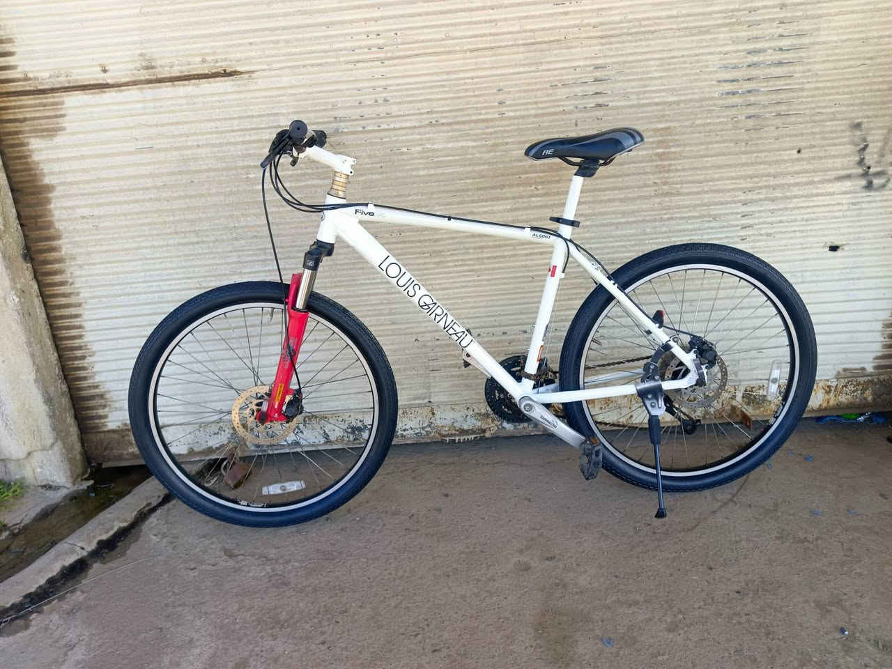 السلام عليكم اخوتي دراجه ماركه لويس كندي سستم  شيمانو 8/3 بريكات دسك سيم الحجم 26 ترهم طول 180 
السعر 300 بيها مجال الدراجه بلادي شرط مال حاويه للستفسار *********** واتس اب يتوفر خدمه توصيل
