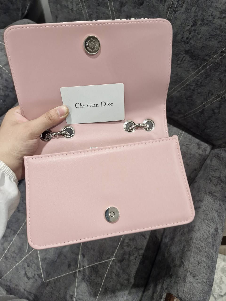 جنطة Dior مختومه وياها الكارت لمعرفة السعر راسلوني خاص


**إذا كنت صاحب هذا الإعلان وتريد حذفه لأي سبب، رجاءا أرسل رسالة إلى الدعم الفني**