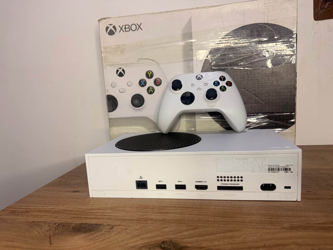 السلام عليكم اكس بوكس سيريس اس  ذاكرة 512 لوك ستيكر مامفتوح نضافه 100‎%‎ انطي بشرط الضمان والفحص مع كارتونه وكافه ملحقاته الاصليه .
السعر 330 الف مكاني كركوك رقمي *********** وتوصيل موجود لكل المحافظات والشراي يتواصل وياي وخادم اني. كركوك, العراق
