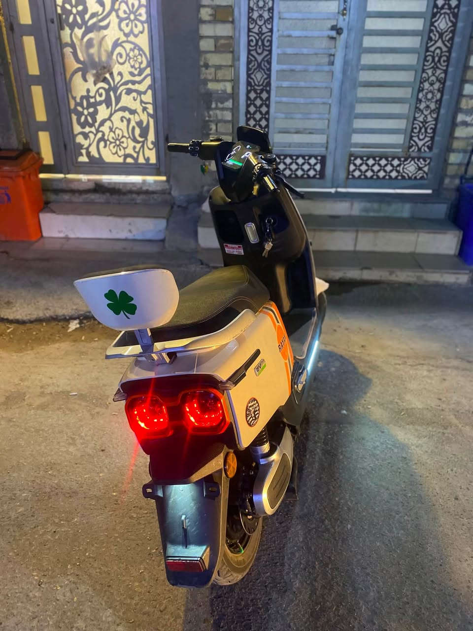 السلام عليكم
دراجه ريان ام عيون ٦ بطاريات ،كير ٣ نمر بيها نظام البك R  ومثبت سرعه كلها شغاله ما ناقصها شي اشاير لايت عالي ناصي وبيها تشغيل عن بعد وياها سويجين وبصمات اثنين 

مكاني بغداد الحريه او الخطيب الزراعي 
السعر ب٦٥٠ وبيها مجال

***********
