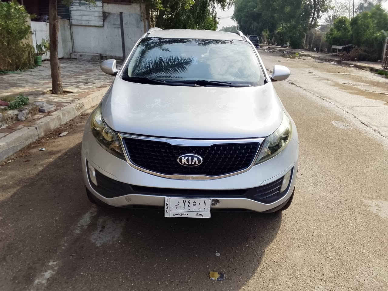 ياالله كيا سبورتج موديل 2012 بيها ثلاث قطع صبغ بدون دواخل خليجي بدون اي حادث.    مكينه 2400 دوش صدر وتبريد ومكينه كفالة سنويه جديد تحويل السعر 128 وبيها مجال مكاني بغداد ***********
