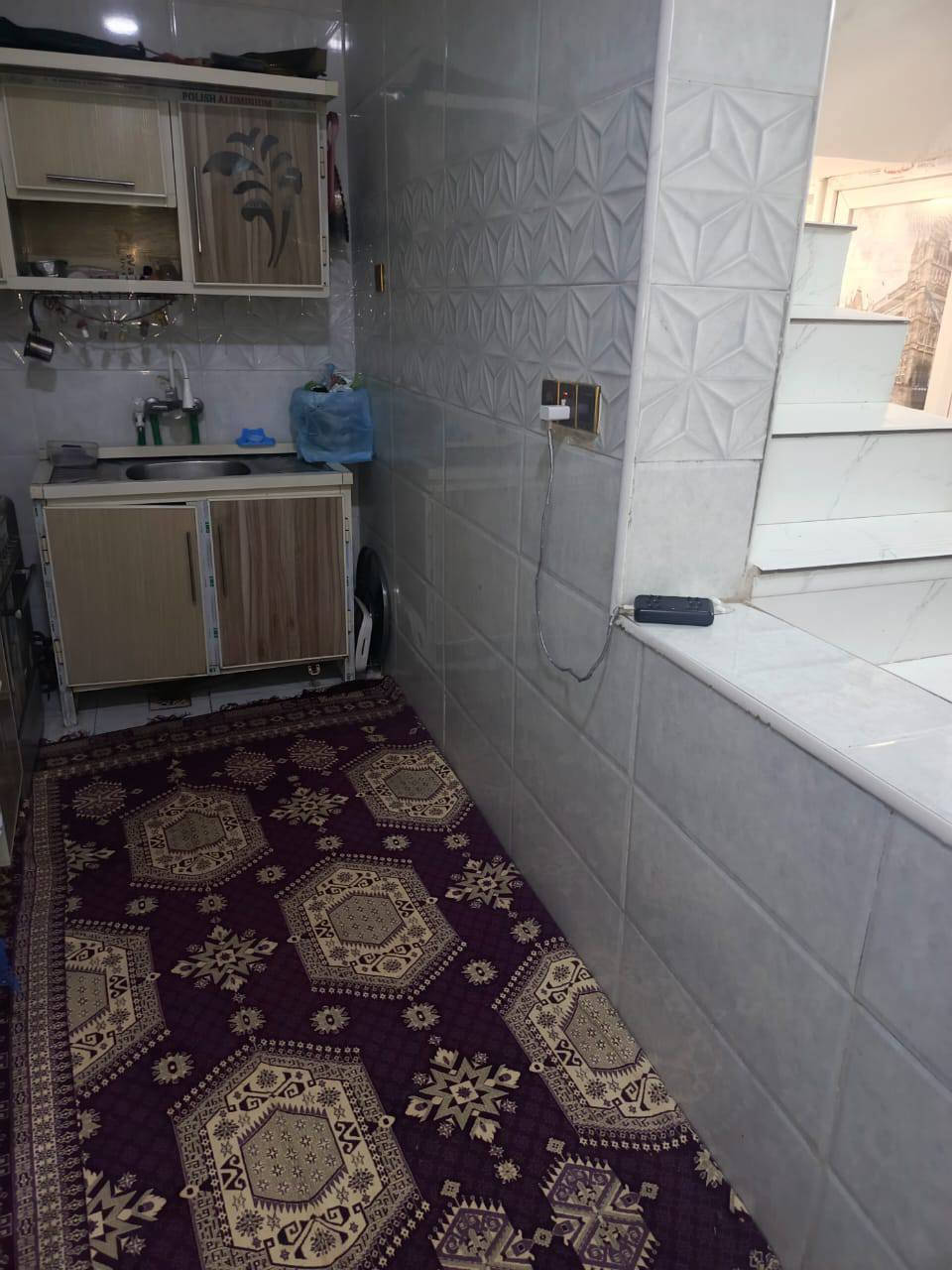 بيت للبيع المساحة ٥٠ متر متكون من غرفة وصاله ومطبخ شغل درجة اولى صب كونكريت مركزي طابوق جمهوري البيت كلة تسعة انج سيراميك ايراني درجة اولى بيت متكامل مابي اي نقص موقعة بل شارع الي مقابل الجسر الي يعبر من شارع كربلاء إلى شارع الصب الي يروح للمطار خلف اسواق تلعفر من الشارع العام لحد باب البيت تبليط وبلاجكتورات السعر    ٢٥.٥٠٠ خمسة وعشرين ونص وبي مجال هاتف *********** نجف
