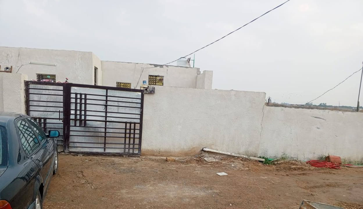 سلام عليكم يوجد أرض زراعيه البيع المساحة معء بيت  نص دونم العنوان كوت اليوسفيه  للاستفسار الاتصال ***********
