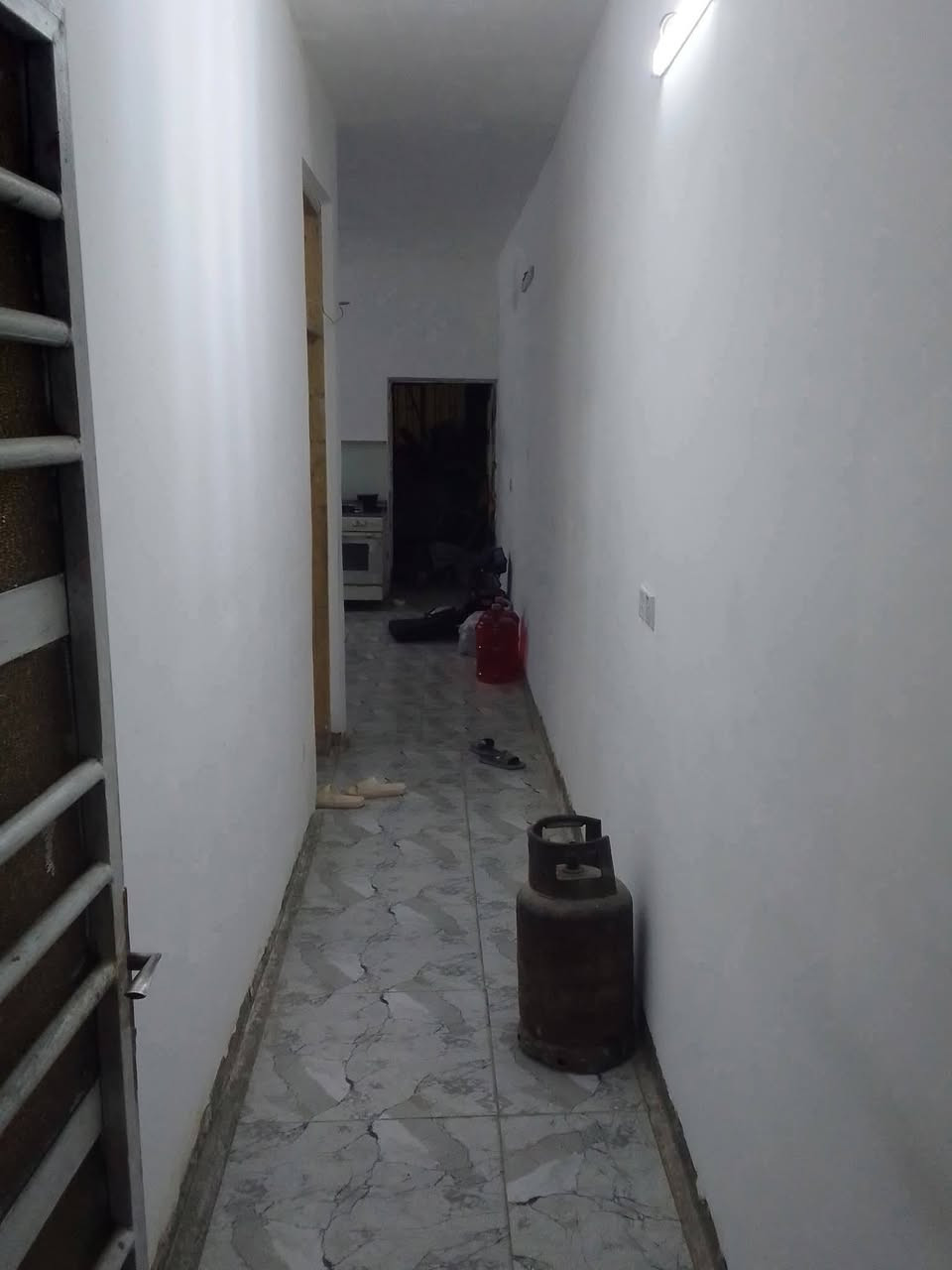 سلام بيت 100متر بناء مال هاي السنه حي البساتين حي السلام قريب علا شارع التكاتك   سند اصفر ملبوخ بل كامل جص وبورك  سكف صب الارضيه سيراميك بي غرفه وحمام وتواليت ومطبخ وحستقبال وحولي مدخلين السعر 35مليون للستفسار *********** ممتواجد علفيس
