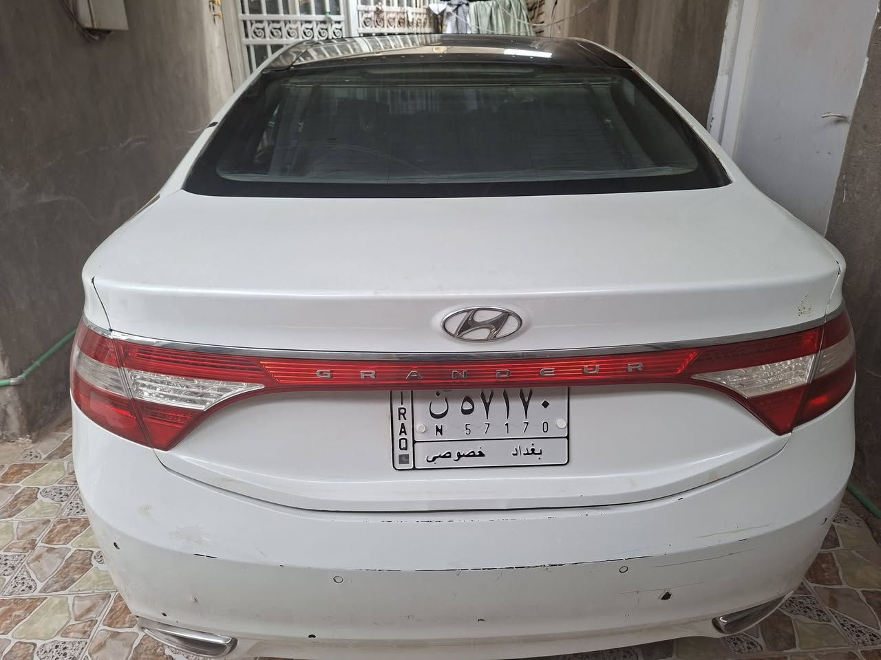 ازيرا خليجي موديل ١٣ بيع مستعجل بصمه بنراما حساسات شاشه خلفي تحكمات مع كشنات كهرباءيه وباقي شغلات هواي مااريد اذكرهن محرك ست سلندر مفتوح  حداديه تخبل ترايك للبصره  بيع تعويره ومصلحه مع الصبغ اني مشتري هيج بس رتبت اشياء بيها  لان ماخذها اليه وحاليا محتاج واريد ابيع المالك قريب عليه للمداور  السعر 88  مجال بسيط رقم ***********  ديوانيه
