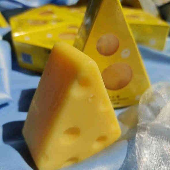 صابونة الجبنة الكورية 🧀 الأصلية
الي چانوا منتضريها وصلت  

هاي سحر مو صابونة فد شي خيال مبيض فوري 
ازالة بثور الوجه 
كثر استخدامها ايزيل النمش
تعمل بقوة على ازالة الدهون 
ونادرآ تلكون صابونة بيها ترطيب وتبيض فوري ورغوه كثيفه بنفس الوقت  كما يمكن استخدامها للمناطق الحساسة 
. 
الأصلية
 🧀🧀 

اهم #فوائد الجبن للبشره :::
• يساعد على نمو خلايا الجلد لاحتوائه على فيتامين B
• يتخلص من جميع عيوب البشره
 • يجعل البشره صحيه ومشرقه 
وتحتوي الجبنه ايظا على نسبه عاليه من البروتين العالي الجوده بالاضافه الى الفسفور والزنك 
والفيتامينات B2 , B12 ,A
السعر 2000 
للاستفسار مراسلة الصفحه او مراسلة هذا الرقم واتساب ***********
متوفر توصيل الى جميع انحاء العراق
