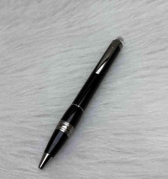 MONTBLANC
STARWALKER PLATINUM (Midnight) 
 مونت بلانك (طريق النجوم) ⭐️
جاف 
الماني المنشأ اصلي 
تصميم مميز من الرايتنج الاسود
المشبك + الحلقات بلاتينيوم اسود
حجم الخط M
جديد غير مستخدم 
مع العلبة الاصلية و الكرنتي 
للاستفسار المراسله على الواتساب او الاتصال بالرقم  *********** 
يوجد خدمة توصيل داخل بغداد و محافظات
