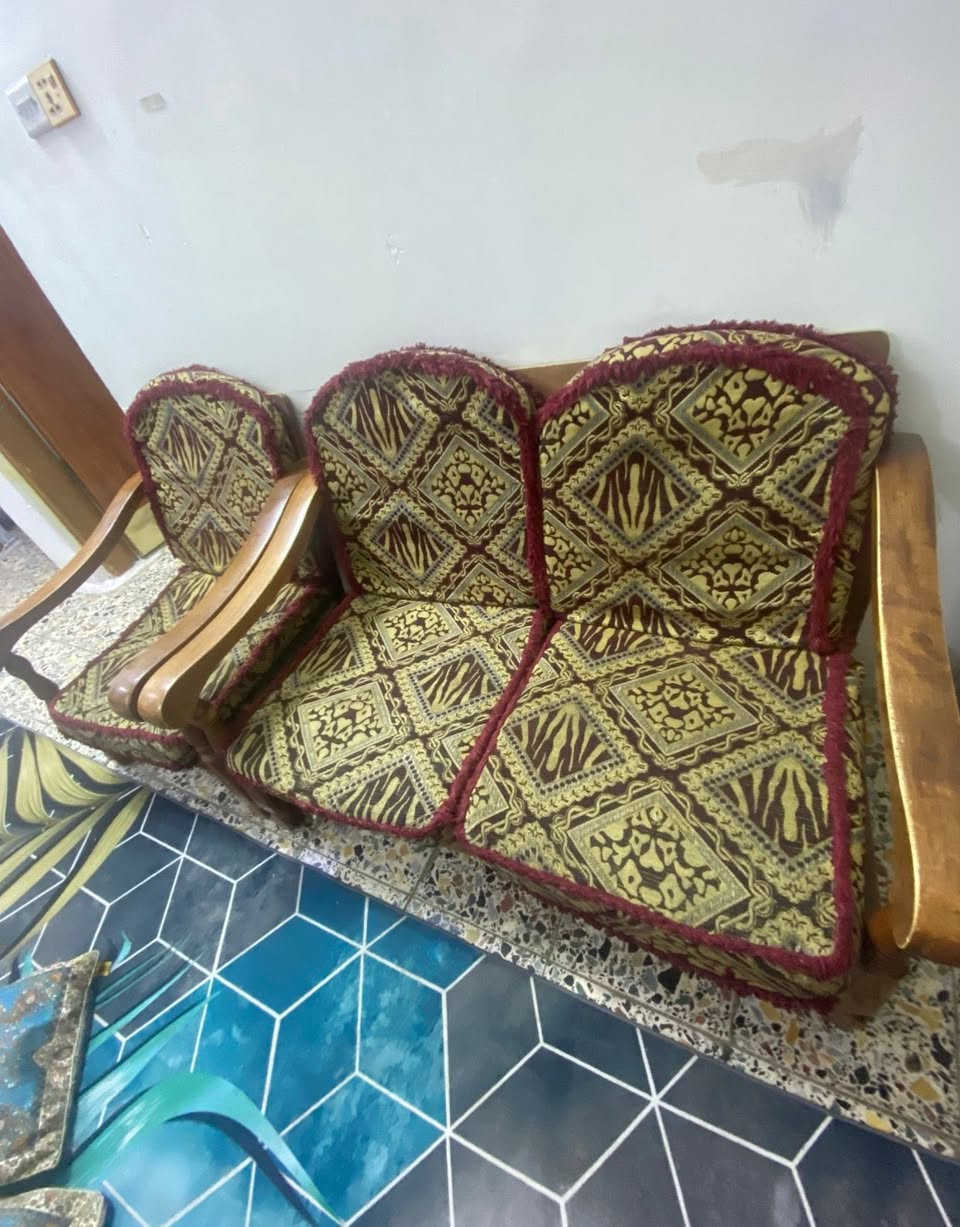 ‎تخم ماليزي 6 مقاعد نطيف للبيع
‎السعر 110 وبي مجال بسيط
‎الاتصال ***********
