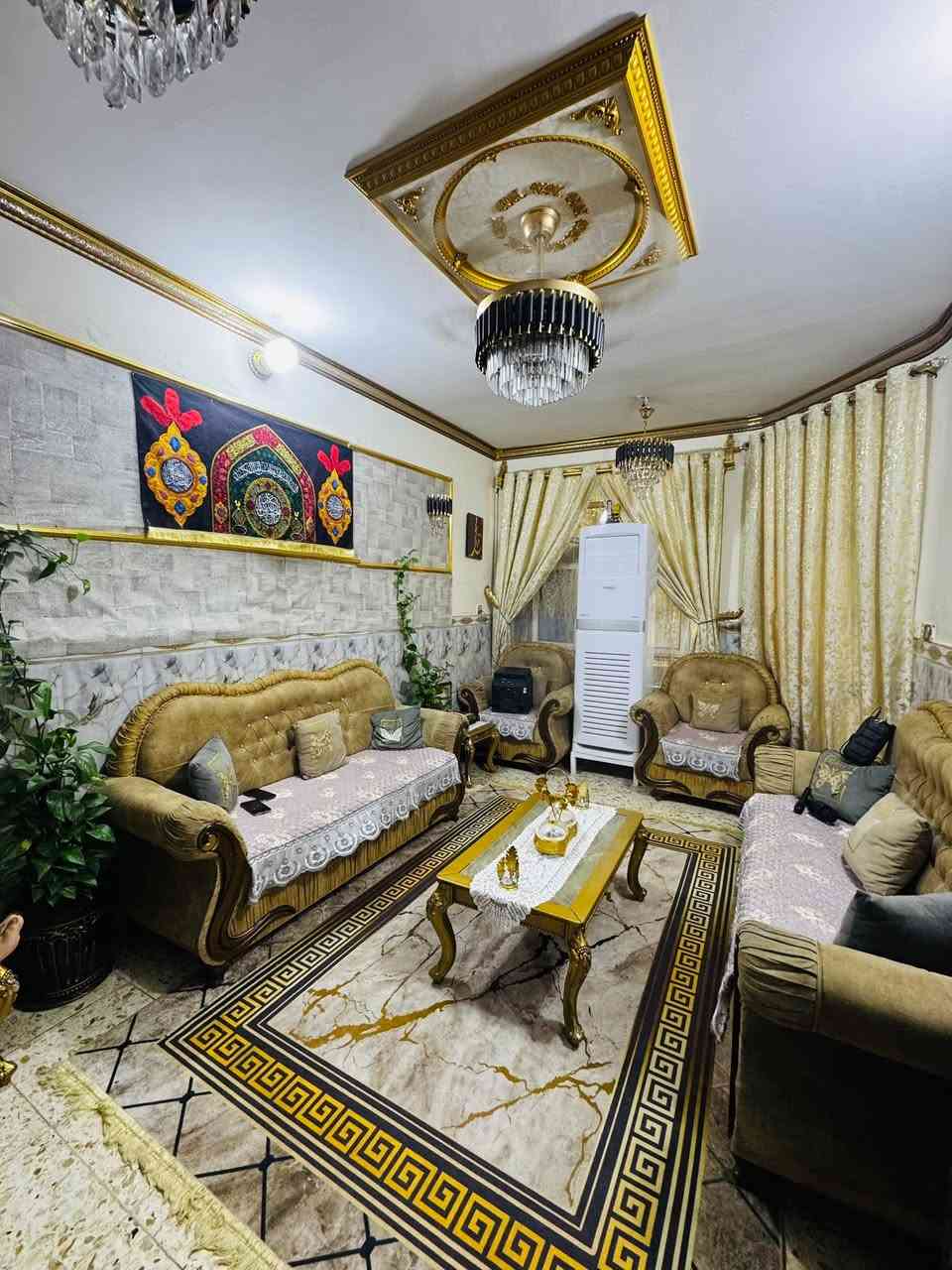 حياكم الله جميعا بيت مساحة ١٠٠ متر
ملك طابو صرف طابقين 
٣ غرف نوم 
مطبخ حار بار 
استقبال 
حمام خارجي وداخلي حمام في الطابق الثاني 
العنوان الحسينيه شارع كراج الاسدي شارع المواكب 
قرب فلافل القدسي خلف دايرة الكهرباء الشارع الخدمي 
سعره ١١٥ وبي مجال *********** او *********** 
بيت نظيف ناقص فقط واجة البيت كما موجود في الصور
