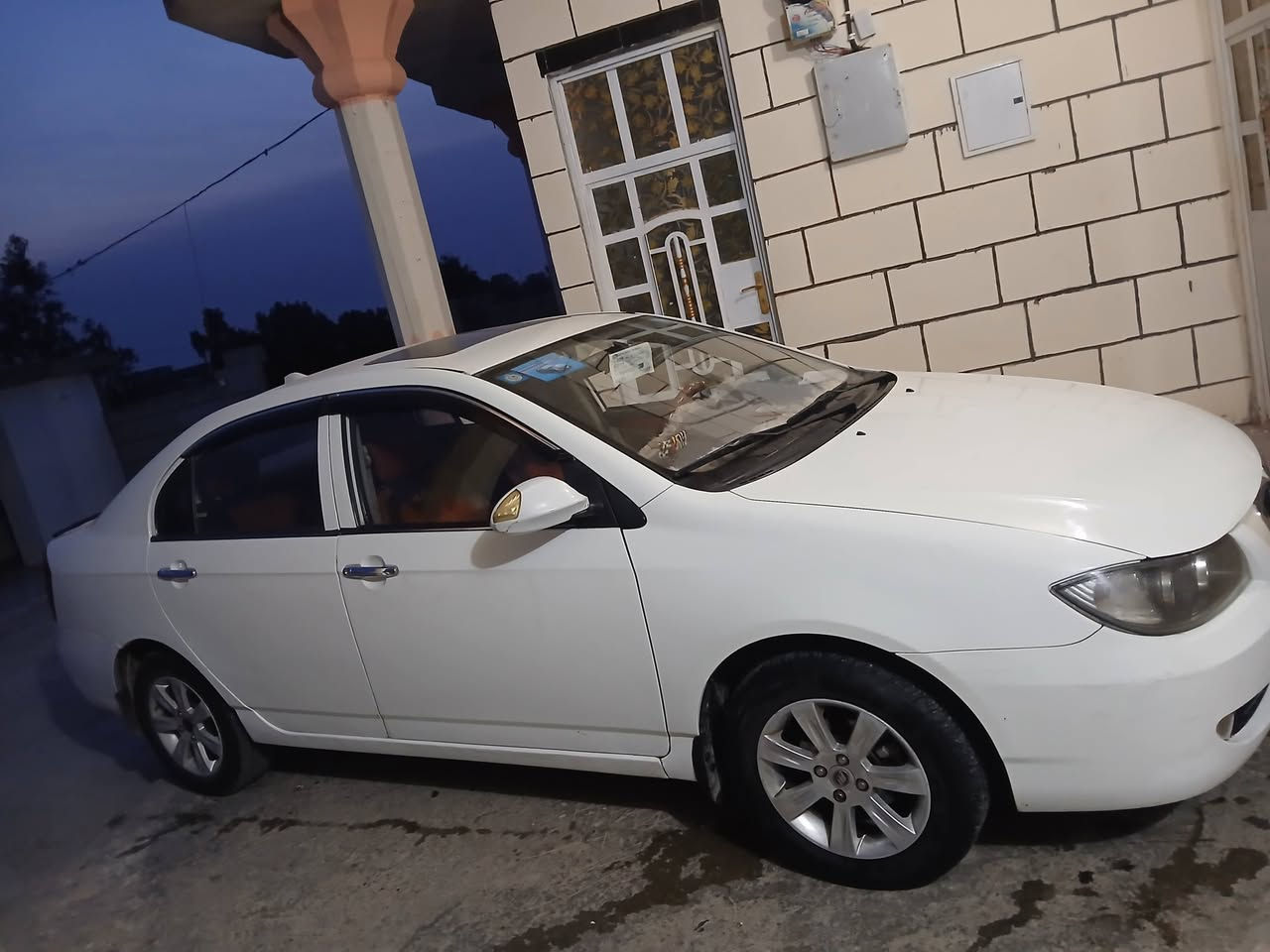 السلام عليكم ليفان لبيع ٢٠١٣ كير محرك تبريد كفاله السياره مكفوله من الضربه عده الدوس بدون هلال رقم بغداد بسمي السعر ٥٥ وبيهه مجال مكان واسط العزيزيه ***********
