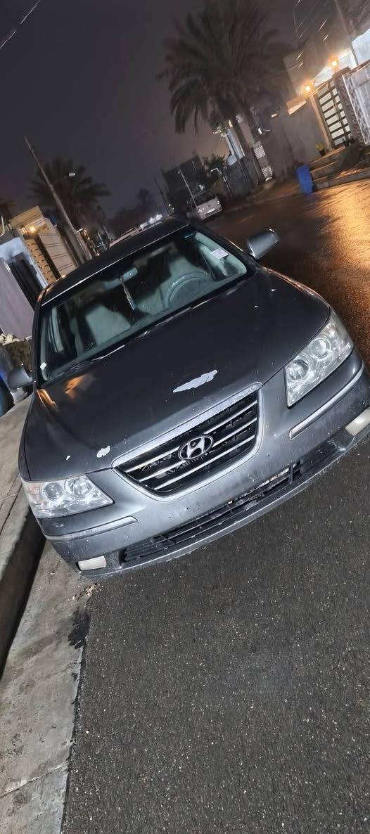 سوناتا موديل 2009 وارد امريكي ضررها جاملغ وبنيد بدون دواخل لغود وشواصي وتكم مكفولات  مصبوغه عام جماليه مكينه 6بيه خانه واكفه رقم بغداد انكليزي  ب اسمي صدره ٦٠٪ فتحه داخل جلد كشن كهرباء
السعر 90وبيه مجال 
للاستفسار/***********
